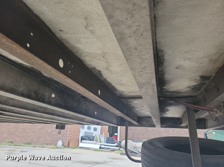 image for item DN4223 2005 Utility 3000R  refrigerated van trailer