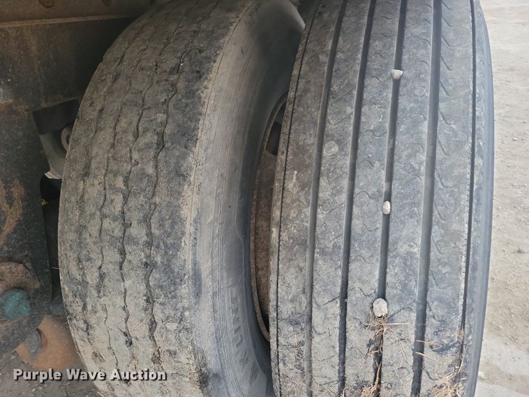 image for item DN4223 2005 Utility 3000R  refrigerated van trailer