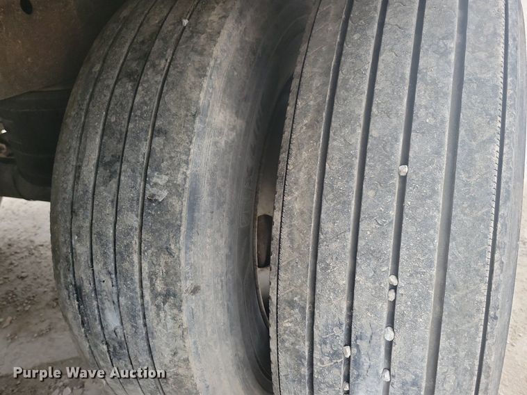 image for item DN4223 2005 Utility 3000R  refrigerated van trailer