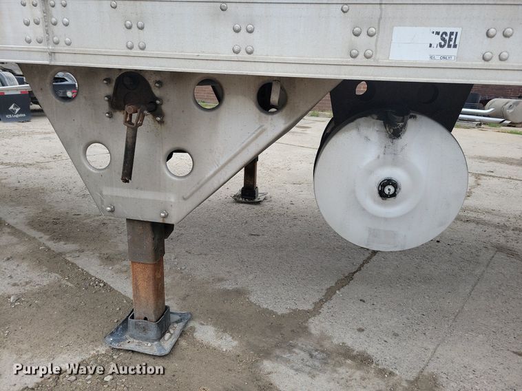 image for item DN4226 2006 Utility 3000R  refrigerated van trailer