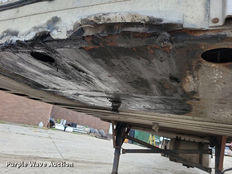 image for item DN4232 2005 Utility 3000R  refrigerated van trailer