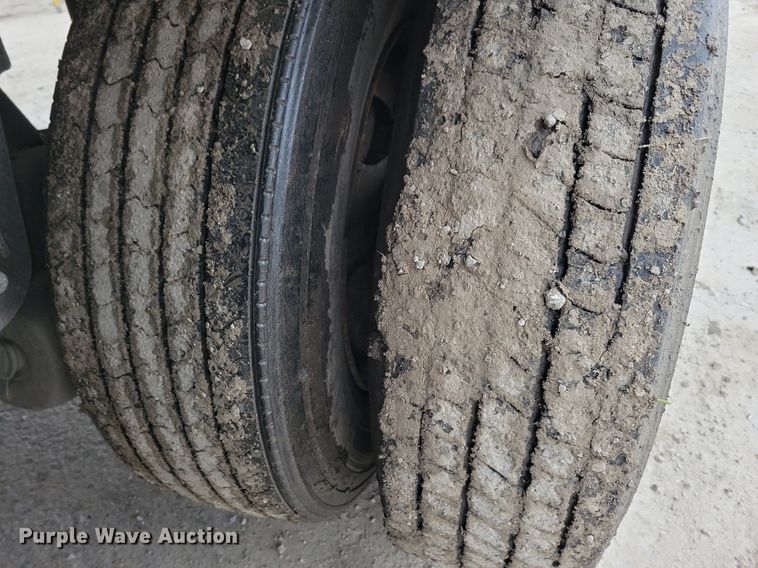 image for item DN4232 2005 Utility 3000R  refrigerated van trailer