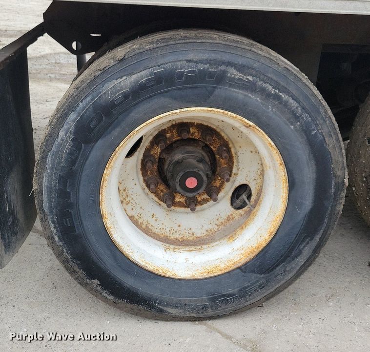 image for item DN4232 2005 Utility 3000R  refrigerated van trailer