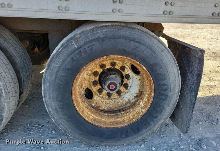 image for item DN4236 2005 Utility 3000R  refrigerated van trailer