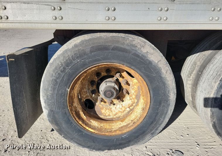 image for item DN4236 2005 Utility 3000R  refrigerated van trailer