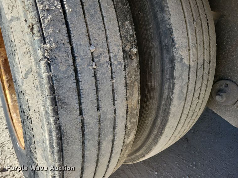 image for item DN4236 2005 Utility 3000R  refrigerated van trailer