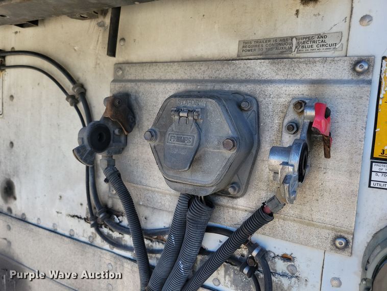 image for item DN4237 2005 Utility 3000R  refrigerated van trailer