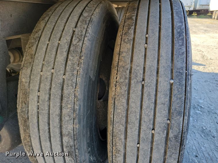 image for item DN4237 2005 Utility 3000R  refrigerated van trailer