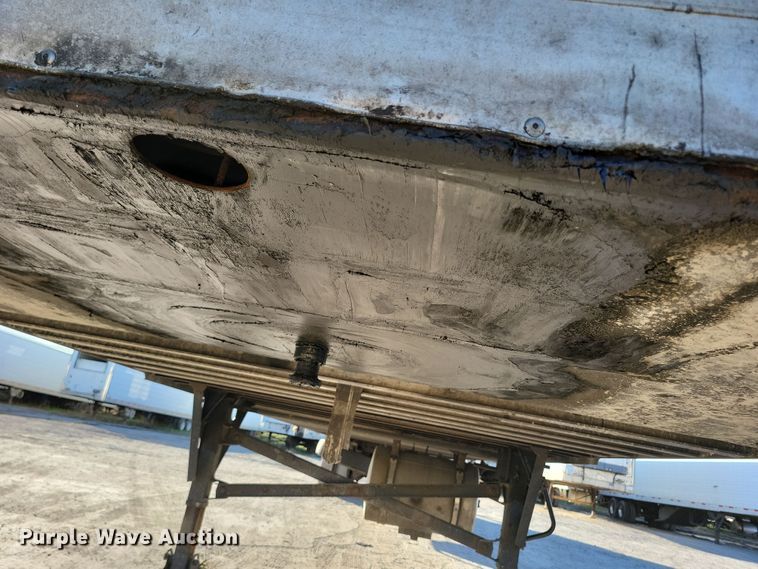 image for item DN4239 2005 Utility 3000R  refrigerated van trailer