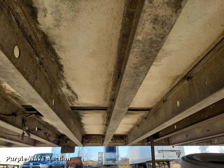 image for item DN4239 2005 Utility 3000R  refrigerated van trailer