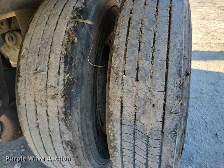 image for item DN4239 2005 Utility 3000R  refrigerated van trailer