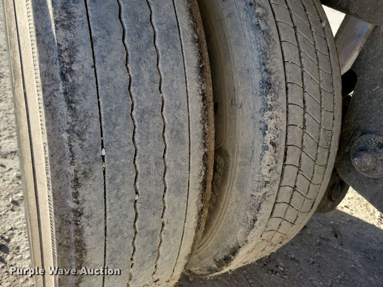 image for item DN4239 2005 Utility 3000R  refrigerated van trailer