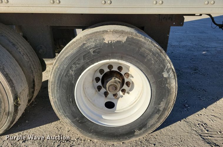 image for item DN4239 2005 Utility 3000R  refrigerated van trailer