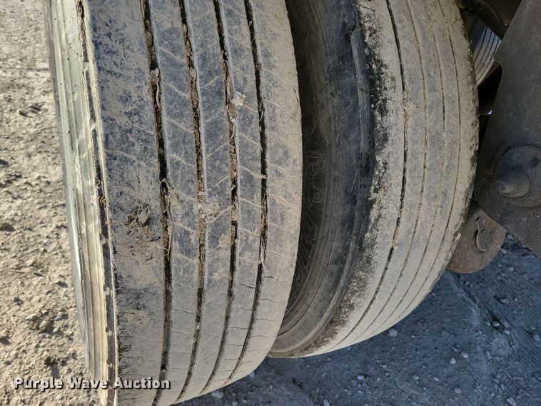 image for item DN4239 2005 Utility 3000R  refrigerated van trailer