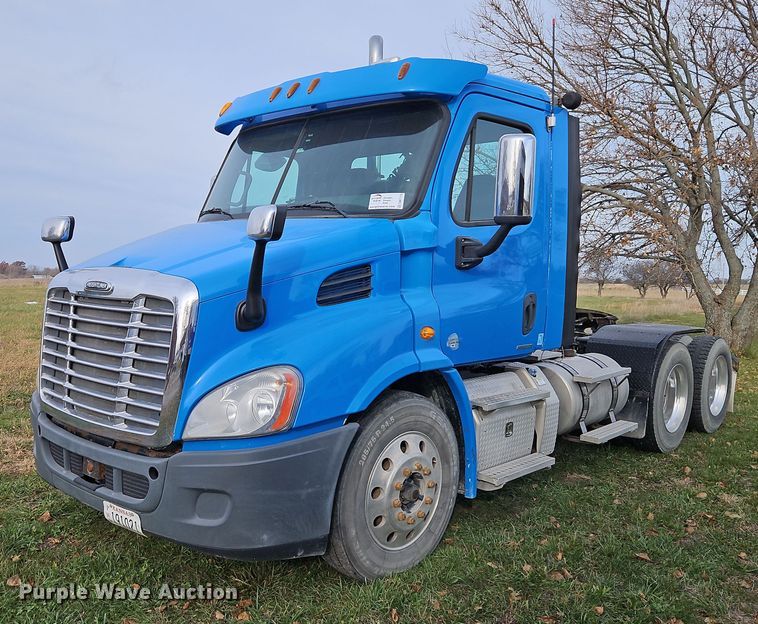 image for item DN7115 2012 Freightliner Cascadia  semi truck