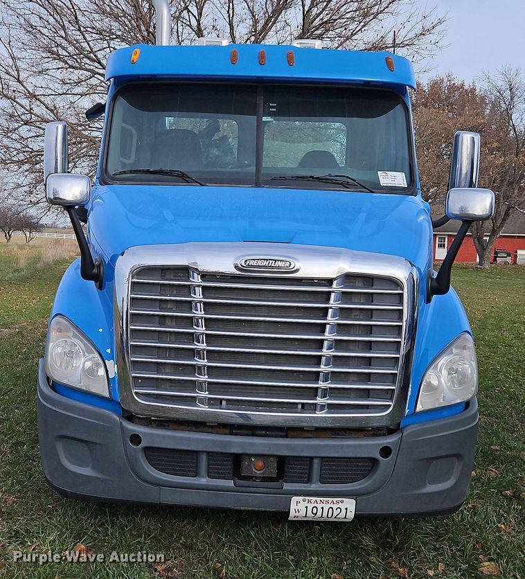 image for item DN7115 2012 Freightliner Cascadia  semi truck