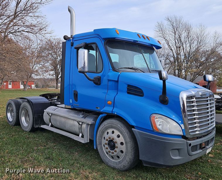 image for item DN7115 2012 Freightliner Cascadia  semi truck