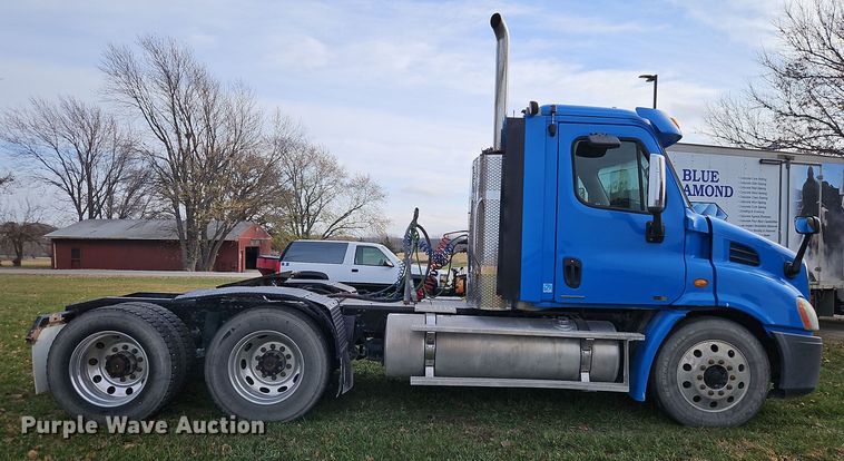 image for item DN7115 2012 Freightliner Cascadia  semi truck