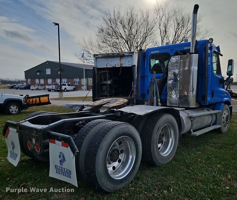 image for item DN7115 2012 Freightliner Cascadia  semi truck