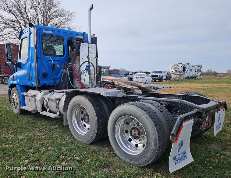image for item DN7115 2012 Freightliner Cascadia  semi truck