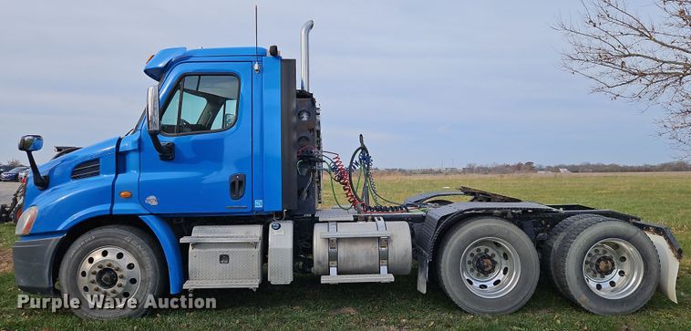 image for item DN7115 2012 Freightliner Cascadia  semi truck