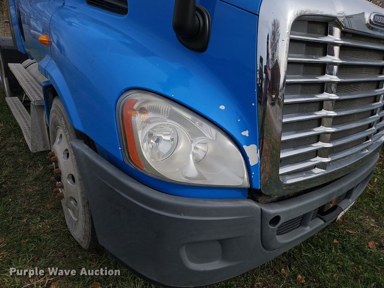 image for item DN7115 2012 Freightliner Cascadia  semi truck