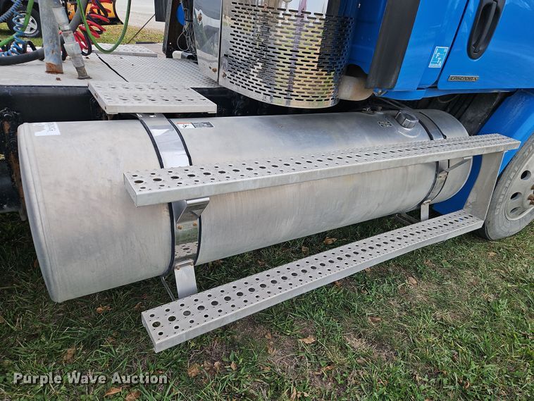 image for item DN7115 2012 Freightliner Cascadia  semi truck