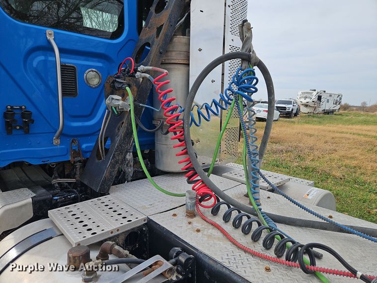 image for item DN7115 2012 Freightliner Cascadia  semi truck