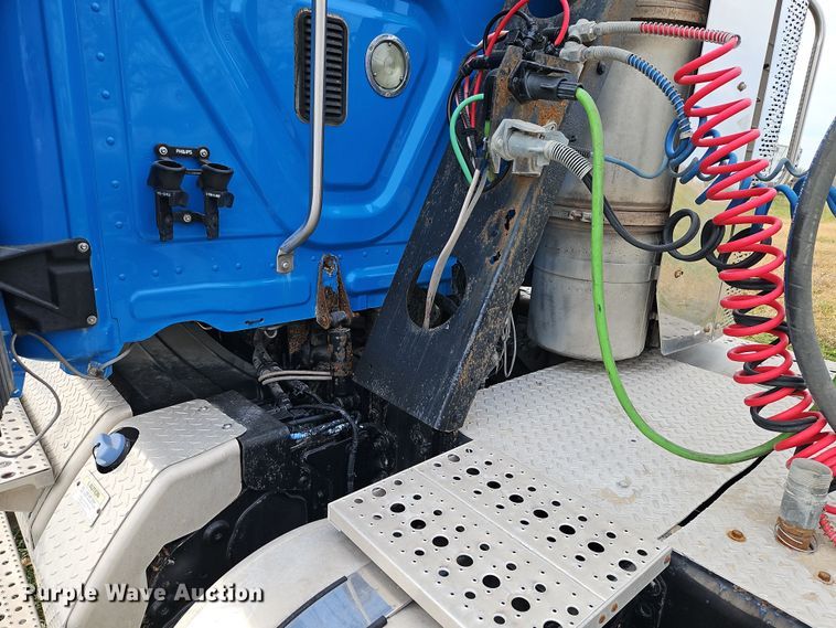 image for item DN7115 2012 Freightliner Cascadia  semi truck