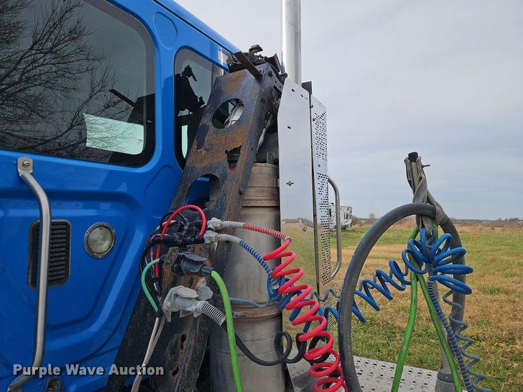 image for item DN7115 2012 Freightliner Cascadia  semi truck