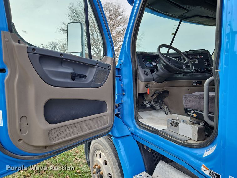 image for item DN7115 2012 Freightliner Cascadia  semi truck