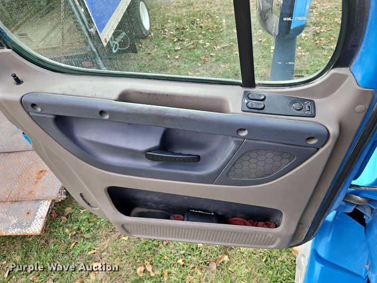 image for item DN7115 2012 Freightliner Cascadia  semi truck