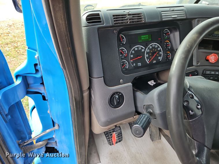 image for item DN7115 2012 Freightliner Cascadia  semi truck