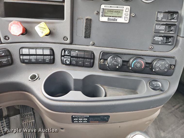 image for item DN7115 2012 Freightliner Cascadia  semi truck