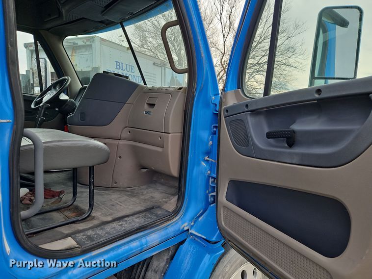 image for item DN7115 2012 Freightliner Cascadia  semi truck