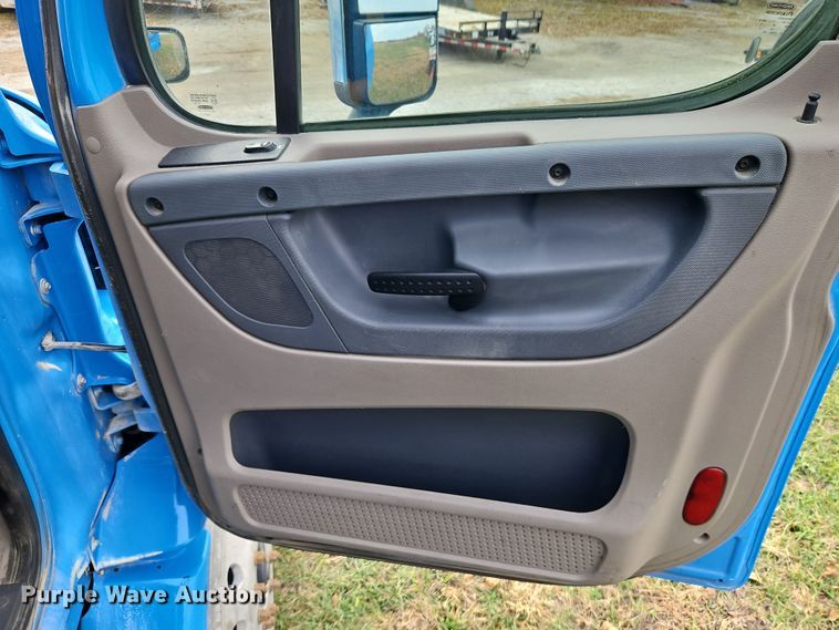 image for item DN7115 2012 Freightliner Cascadia  semi truck