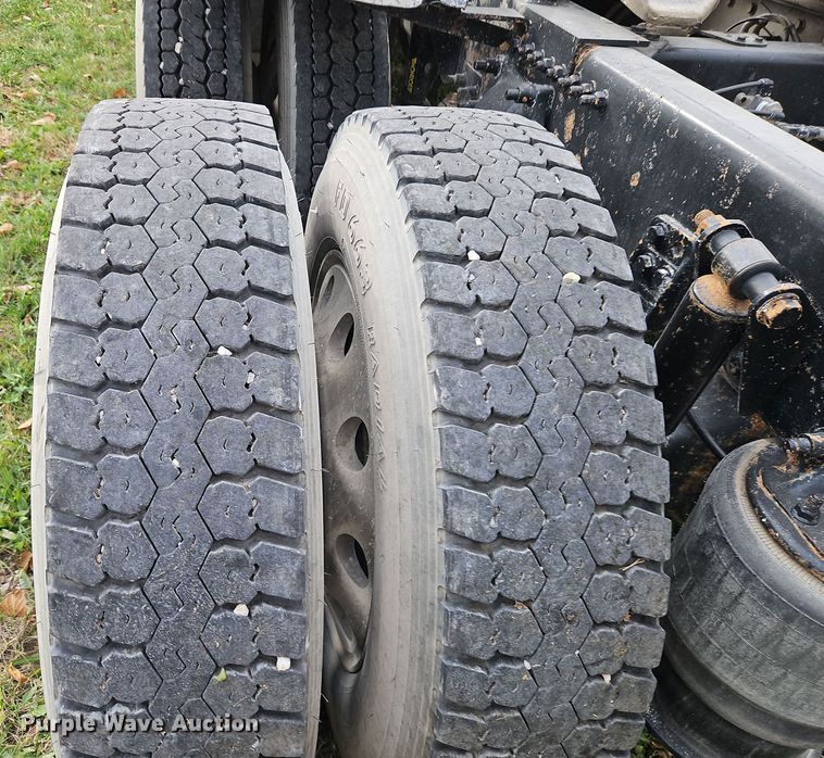 image for item DN7115 2012 Freightliner Cascadia  semi truck