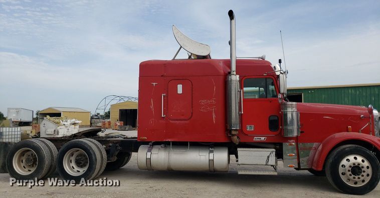 image for item DO2953 2003 Freightliner FLD132  semi truck