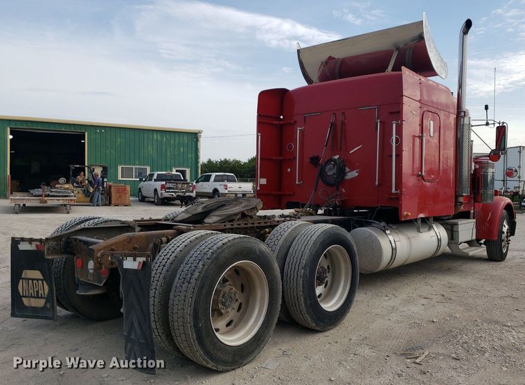 image for item DO2953 2003 Freightliner FLD132  semi truck