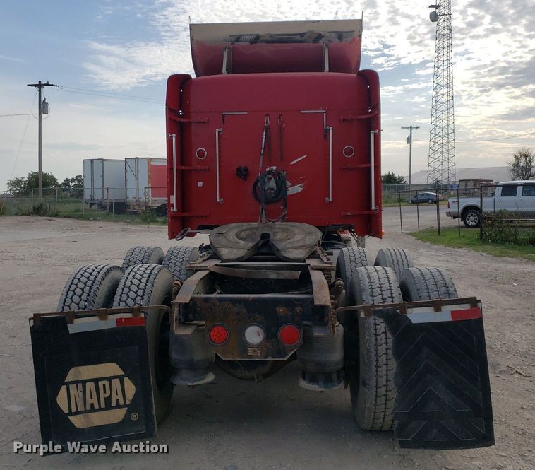 image for item DO2953 2003 Freightliner FLD132  semi truck