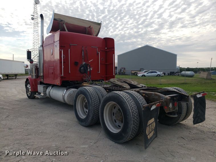 image for item DO2953 2003 Freightliner FLD132  semi truck