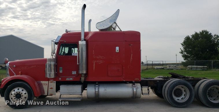 image for item DO2953 2003 Freightliner FLD132  semi truck