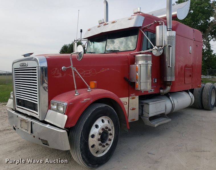 image for item DO2953 2003 Freightliner FLD132  semi truck