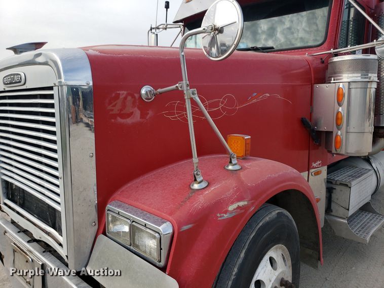 image for item DO2953 2003 Freightliner FLD132  semi truck