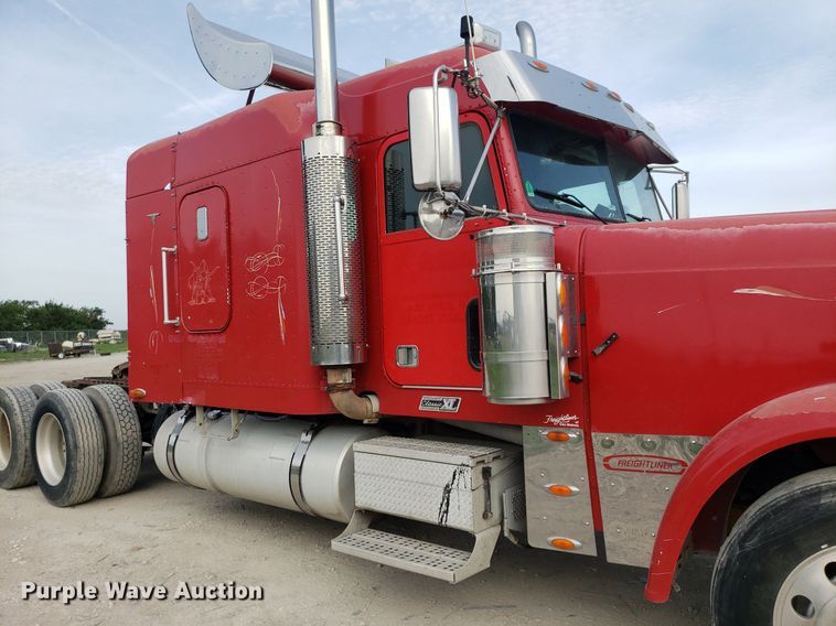 image for item DO2953 2003 Freightliner FLD132  semi truck