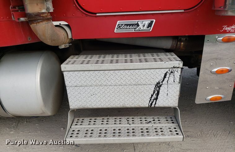 image for item DO2953 2003 Freightliner FLD132  semi truck