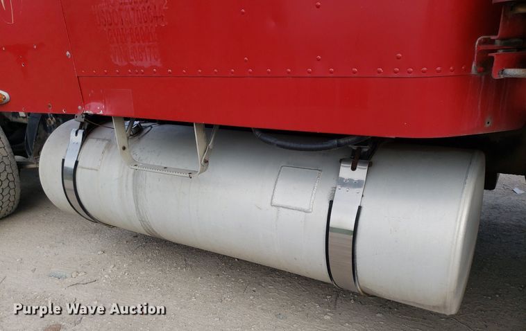 image for item DO2953 2003 Freightliner FLD132  semi truck