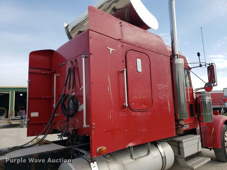 image for item DO2953 2003 Freightliner FLD132  semi truck