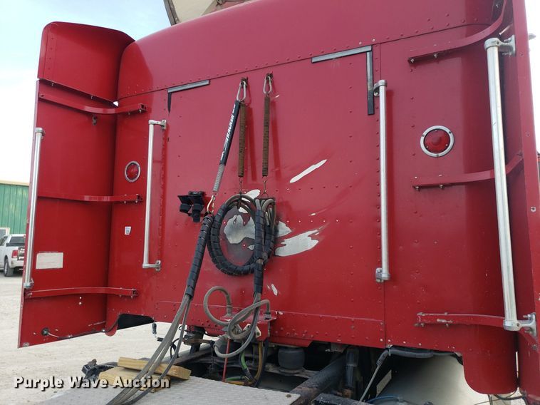 image for item DO2953 2003 Freightliner FLD132  semi truck