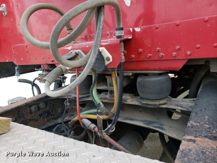 image for item DO2953 2003 Freightliner FLD132  semi truck